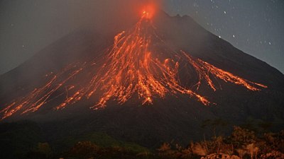 Yanardağ patladı, ülke alarma geçti