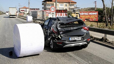 Manisa'da kağıt bobini otomobilin üzerine düştü