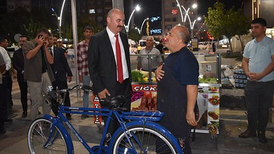 Bisikleti çalınan çiğköfteciye vali ve bakandan hediye