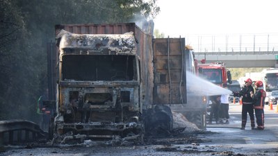 Sakarya'da birbirine çarpan iki tırda yangın çıktı: 2 ağır yaralı