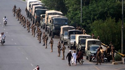 Pakistan'da Imran Khan destekçileri ile polis çatıştı