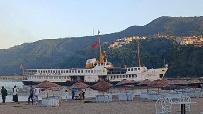 Çapası hasar gören restoran vapur karaya vurdu