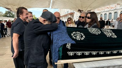 Mazhar Alanson'un kızı Eda Alanson son yolculuğuna Fatih Camisi'nden uğurlandı