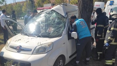 Gaziantep’te kontrolden çıkan araç ağaca çarptı: 2 yaralı