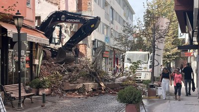 Eskişehir'de bina yıkımında molozlar trafiği aksattı