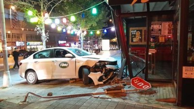 İstanbul'da polisten kaçan alkollü sürücü restorana daldı