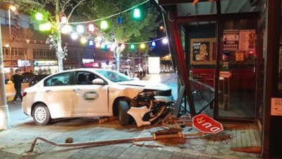 İstanbul'da polisten kaçan alkollü sürücü restorana daldı