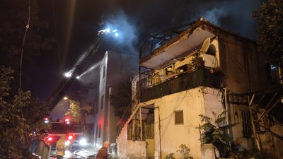 Pendik'te 2 katlı evin çatısında yangın çıktı