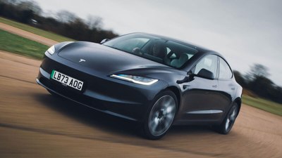 700 km menzilli yeni Tesla Model 3 satışa çıktı