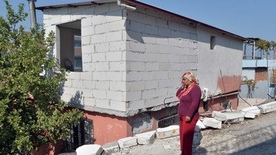 Adana'da çöp kamyonu evin duvarını yıktı