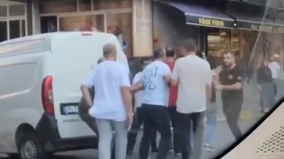 İstanbul'da sokak ortasında sopalı kavga