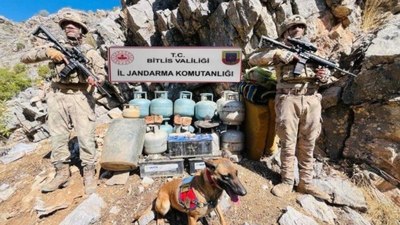 Bitlis'te PKK'lıların kullandığı sığınakta yaşam malzemesi geçirildi