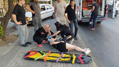 Antalya'da motosiklet kaldırıma çarparak devrildi: 1 yaralı