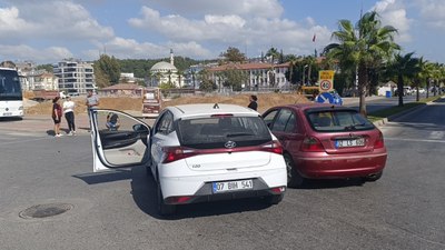 Antalya'da korkutan trafik kazası: Sürücü hastanelik oldu