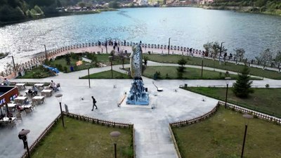 Trabzon Uzungöl'e alabalık heykeli