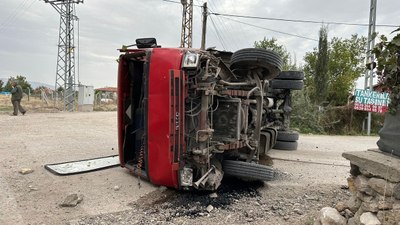 Ankara'da freni boşalan kamyon duvara çarptı