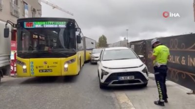 İstanbul'da hatalı park eden araç trafiğe neden oldu