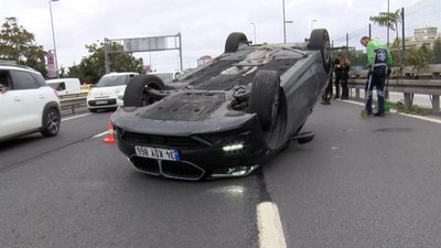 İstanbul'da kontrolden çıkan otomobil ters döndü