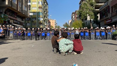 Diyarbakır'da PKK sempatizanları polise karşı çocukları kullandı