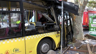 Bahçelievler’de korkutan kaza: İETT otobüsünün ağaca çarptığı kazada yaralılar var