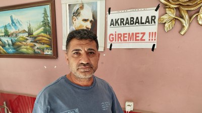 İzmir'de bedavacı akrabalarına kızdı: Dükkanına 'Akrabalar giremez' pankartı astı