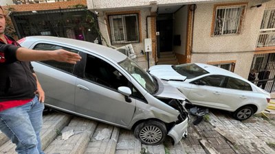 İzmir'de alkollü sürücünün otomobili ile çarptığı araç merdivene düştü