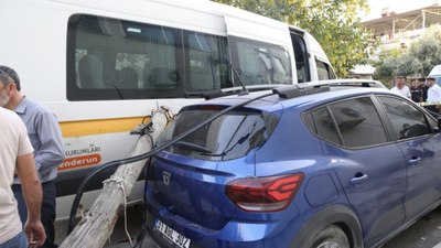 Hatay'da freni arızalanan iş makinesi 7 araca çarptı: 8 yaralı