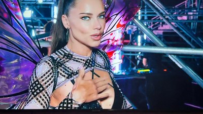 Adriana Lima yıllar sonra podyumda