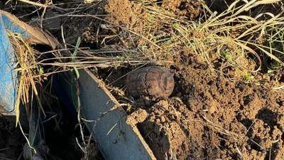 Bursa'da tarlasında patlamamış el bombası buldu