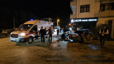 Sakarya'da otomobil park halindeki ticari araca çarptı