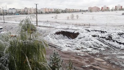 Erzurum'a mevsimin ilk karı düştü