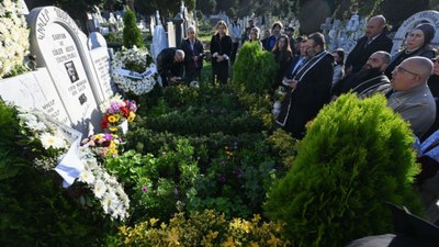 Kadrajından anları ölümsüzleştiren fotoğraf ustası Ara Güler, kabri başında anıldı