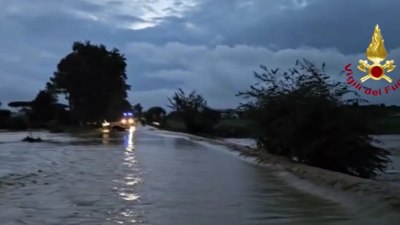 İtalya'da şiddetli yağış: Yerleşim yerleri sular altında kaldı