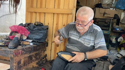 Osmaniye'de depremzede esnaf, kirayı yüksek bulunca kulübeden iş yeri yaptı