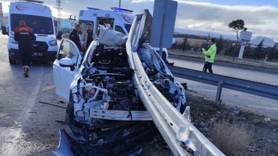 Afyonkarahisar'da otomobil, bariyere ok gibi saplandı: 1 ölü, 3 yaralı