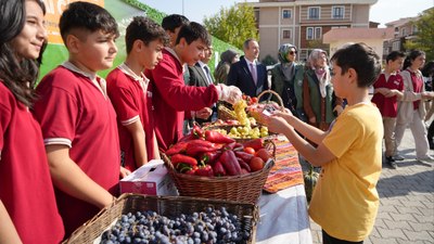 Erzincan'da okulda ekmeyi öğrendikleri sebzeleri satıyorlar