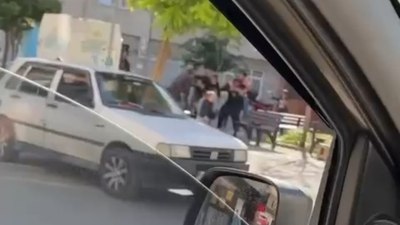 Bursa'da alacak-verecek meselesi yüzünden çocuklarının yanında kavga ettiler