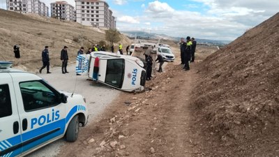 Çorum'da kaçan ehliyetsiz sürücüyü takip eden polis aracı takla attı