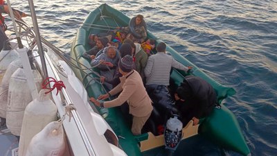 İzmir'de kaçak göçmen operasyonu: 40 göçmen yakalandı