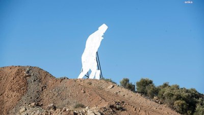 İzmir Büyükşehir Belediyesi il sınırındaki Atatürk silüetli panoyu yeniledi