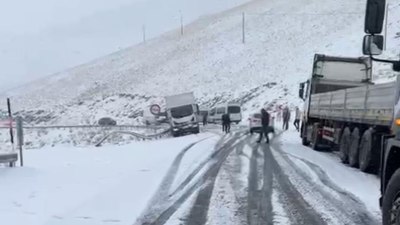 Van'da kar: Yüksekova yolu kapandı araçlar mahsur kaldı