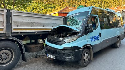 Maltepe'de yolcu minibüsü, park halindeki tıra çarptı: 8 yaralı