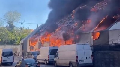 İstanbul'da halı saha yangını: Çevredeki binalara sıçradı