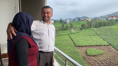 Rize'de eşine jest yaptı, çayı kalp şeklinde budadı