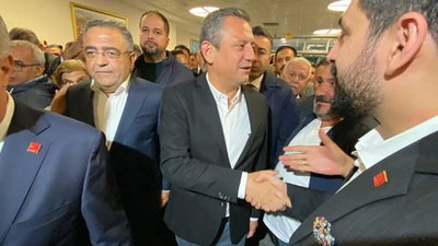 Özgür Özel, Diyarbakır Havalimanı'nda Kürtçe şarkılarla karşılandı