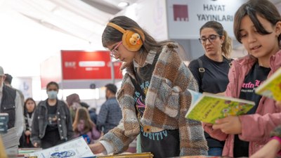 Bağcılar'da vatandaşlar, festival tadında bir kitap fuarı geçiriyor