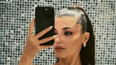 Hande Erçel'in süper mini elbisesiyle verdiği pozlara beğeni yağdı