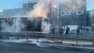 SON DAKİKA! İstanbul Avcılar'da metrobüs yangını