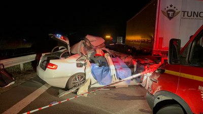 TEM Otoyolu'nun Bolu geçişinde  tıra arkadan çarpan otomobil ezildi: 2 ölü