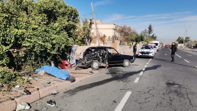 Kayseri'de kaza yapan otomobil hurdaya döndü